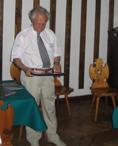 M.Hoffmann otrzymuje dyplom Honorowego Prezesa TRMEW, Zakopane2003